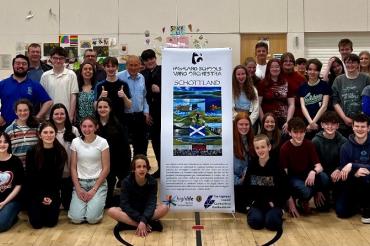 Das Highland Schools Wind Orchestra musiziert am Freitag, 27. Juni 2025, im Rahmen der Veranstaltungsreihe „Musik am Marktplatz“ in Nördlingen.