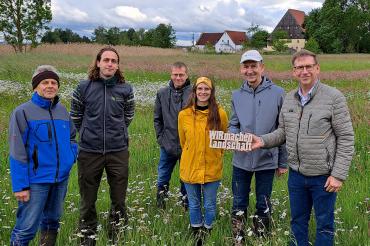 Projektleiter Andreas Schmutterer (2. v.l.) präsentierte die Vielfalt der Pflanzenwelt und die Wirkung der durchgeführten Maßnahmen. Unter den Teilnehmern waren auch Landrat Stefan Rössle (1. v.r.) und LPV-Geschäftsführer Günter Riegel (2. v.r.)