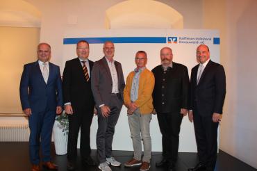 Vorstandssprecher Michael Kruck (links) und Vorstand Alexander Lehmann (rechts) mit den wiedergewählten bzw. neuen Aufsichtsratsmitgliedern: Prof. Dr. Bernd Hafenrichter, Thomas Kopp, Günter Kling und Thomas Schröttle (v.l.).