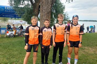 Das Bild zeigt von links: Quinn Ellrich, Levin Gentner, Joel Westphal und Melek Erdogan nach ihren Wettkämpfen zusammen am Kronthaler Weiher.