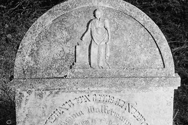 Der außergewöhnlichste Grabstein in Harburg: die Darstellung einer Frauenfigur auf dem Grabmal für Regina Wassermann (1818-1836)