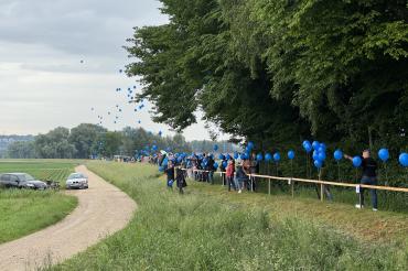 Mit Luftballons erinnern die Betroffenen an die Katastrophe des letzten Sommers.