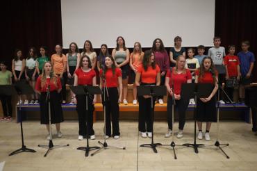 Wie schon im vergangenen Jahr werden Chor und Oberstufenchor im Wechsel ihr Repertoire dem Publikum vortragen.