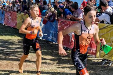 Quinn Ellrich und Levin Gentner (v.l.) beim Schwimmausstieg.