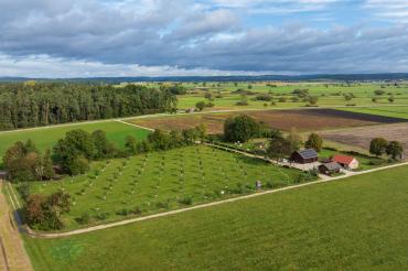 Das Bild zeigt eine Luftaufnahme des Botanischen Obstgartens.