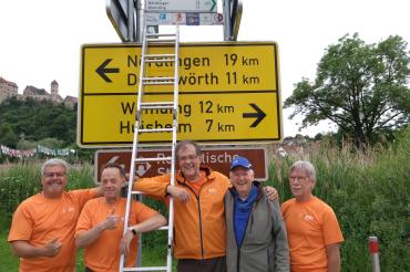 Das erste Schild hängt: Jürgen Nitz (Mitte) mit Peter Bernatz (2.v.r) sowie Reinhold Sauer (l.), Steffen Reddel und Peter Hanisch vom ADFC Donau-Ries bei der Beschilderung der Jakobus Ries Radrunde