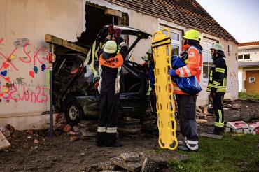 Die Einsatzkräfte bereiten die Rettung der Personen vor.