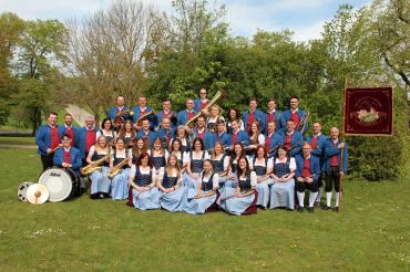 Der Musikverein Buchdorf tritt auf dem Marktplatz in Wemding auf.