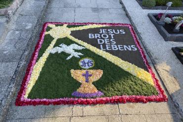 Blumenteppich zu Ehren Gottes in Marktoffingen.