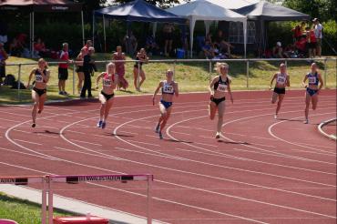 Das Bild zeigt den 400 Meter Lauf mit Katharina Rupp, eingangs der Zielgeraden. 