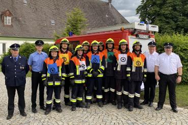 Bild zeigt die Teilnehmer an der Leistungsprüfung sowie die Führungskräfte der Feuerwehr.