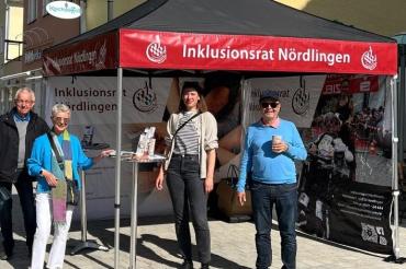 Mit einem Infostand auf dem Wochenmarkt informierte der Inklusionsrat Nördlingen über seine Arbeit für mehr Barrierefreiheit in der Stadt.