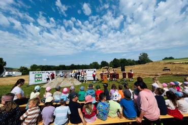 Gemeinsam mit den Kindern wurde am Montagvormittag der Spatenstich für die Erweiterung des Kindergartens in Marxheim gefeiert. 