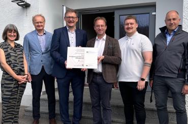 Das Foto zeigt vor dem Gebäude (von links) die Architekten Gabriele Wenger und Rainer Wilhelm, Bürgermeister Jürgen Raab, MdL Wolfgang Fackler sowie Lukas Raab und Christian Schlicker von der VG Rain. 