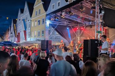 Abendliche Partystimmung beim Reichsstraßenfest in Donauwörth.