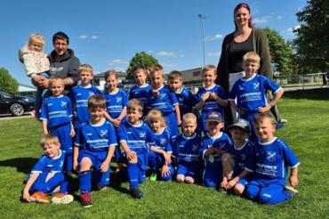 Sven Rothbauer und Nadine Kröpelin-Rothbauer mit der Mannschaft. 