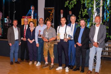 Auf dem Bild zu sehen (von links): Wolfgang Fackler (MdL), Peter Holzner (Abteilungsleiter Justizvollzug beim StMJ), Claudia Marb (stellv. Landrätin Donau Ries), die drei Erstplatzierten in der Disziplin Gewehr männlich, Dr. Winfried Brechmann (Amtschef des Bayer. Staatsministeriums der Justiz), Marc Döschl (Anstaltsleiter JVA Niederschönenfeld), Stefan Roßkopf (Bürgermeister Niederschönenfeld).