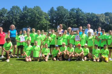 Hier sieht man die Sieger-Teams sowie die stellv. Landrätin U. Kneißl-Eder, K. Stempfle (Stadt Nördlingen), K. Schiele (Organisation, Sportfachberatung), M. Hammel (Sportfachberatung), S. Poisel (Sportfachberatung).