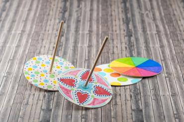 Bei einer offenen Werkstatt können am Sonntag individuelle Kreisel angefertigt werden.