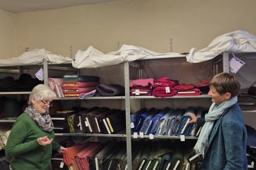 Leiterin der Nähstube, Brigitte Wirth (links), und Nähdame Susanne Schaffer (rechts) vor den Stoffen für histori-sche Gewänder im Stofflager in der ehemaligen Jugendherberge an der Kaiserwiese.