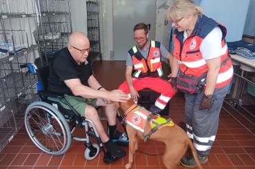 Mitglieder der BRK-Rettungshundestaffel mit Pflegeheim-Bewohner bei der Einsatzübung.