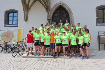 Der Lauftreff kurz vor dem Start mit einigen Betreuern und Oberbürgermeister David Wittner.