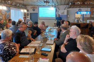 Mit ansteckender Begeisterung beschrieb Ralf Melber sein Vorhaben, die Schaffung eines Streuobst-Lehrpfades in Heroldingen. 