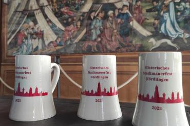  Festkrüge zum 15. Historischen Stadtmauerfest können in der Nördlinger Tourist-Information erworben werden.