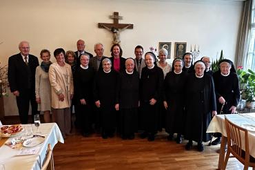 Gruppenbild im Kloster Maria Stern anlässlich der Verleihung des Ehrenbriefs der Stadt Nördlingen an Schwester Josefine Grob im April 2024.