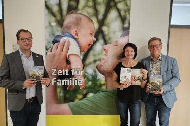 Klemens Heininger, Geschäftsführer des Ferienlands Donauries e. V., Projektmanagerin Melina Kristen und Landrat Stefan Rößle präsentieren die neue Familenbroschüre des Ferienlandes DONAURIES „Kinder &amp; Familien“
