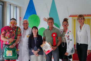V.l.n.r.: "Dr Schlaubi" ( KlinikClowns Bayern e.V.), Dr. med Tobias Schuster (Direktor der Klinik für Kinderchirurgie), Elisabeth Makepeace (Vorständin "KlinikClowns Bayern e.V."), Martin Oberman (Vorstand von "Kinder wollen leben, spielen, lachen e.V."), "Dr. Belladonna" (KlinikClowns Bayern e.V.), Helga Friedrich (Zentrumsmanagement)