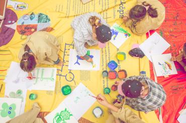 Gemeinsam mit dem „DemokraTier“ werden die Kinder kreativ.