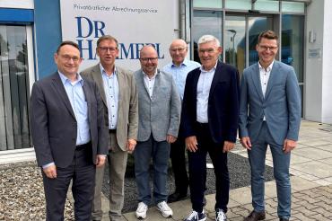 Auf dem Foto von links: Ulrich Lange (Parl. Staatssekretär BMDV), Stefan Rößle (Landrat Donau-Ries), Tobias Lang (Geschäftsführer), Willibald Götz (Gesellschafter), Dr. Siegfried Hammerl (Geschäftsführer), David Wittner (OB Nördlingen).