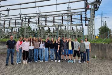 Das LEW-Partnerschulen-Programm "3malE" hat der Klasse 9a des THG Nördlingen einen spannenden Energietag am Wasserkraftwerk Meitingen ermöglicht.