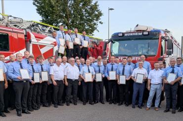 Alle Geehrten mit der „Fluthelfer-Nadel und -Urkunde“ am Abend der Feuerwehren in Monheim.