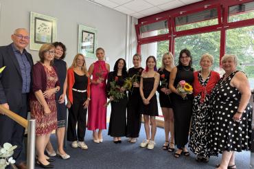 Marie Wiedenmann (3.v.r.) aus Wallerstein wurde als Innungsbeste ausgezeichnet.