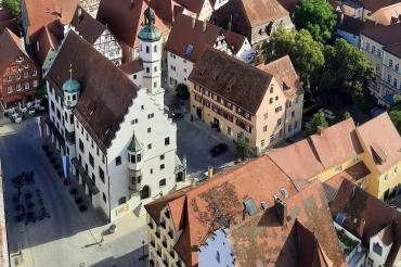 Blick vom Daniel auf den Marktplatz mit dem Rathaus und der Tourist-Information.