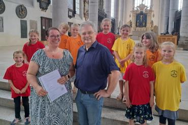 Natascha Burger, KMD Udo Knauer und einige ihrer Spatzenchorkinder