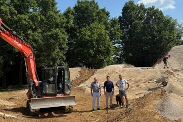 Oberbürgermeister David Wittner und Karl Stempfle (Leiter Sachgebiet Liegenschaften, Schulen, Sport) machten sich vor Ort ein Bild von den Fortschritten der Firma Turbomatik Bikeparks (V. r.: Inhaber Günter Bracht, Oberbürgermeister David Wittner und Karl Stempfle).