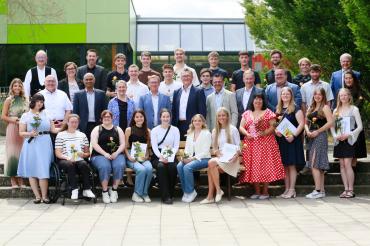 Spitzenschülerinnen und Schüler der Ludwig-Bölkow-Schule mit Ehrengästen