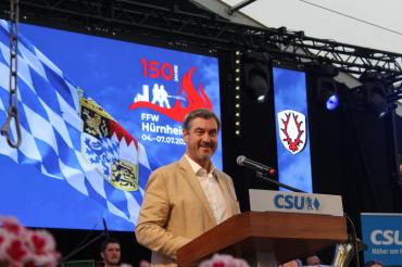 Der bayerische Ministerpräsident Dr. Markus Söder spricht beim 150-jährigen Jubiläum der Freiwilligen Feuerwehr Hürnheim.