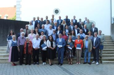 Landrat Stefan Rößle (M.) und die Autoren im neuen Landkreisbuch.