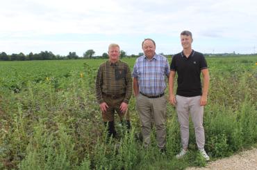 Jagdpächter Günter Stark (l.) und die Landwirte Michael Sailer (M.) und Max-Josef Wagner.