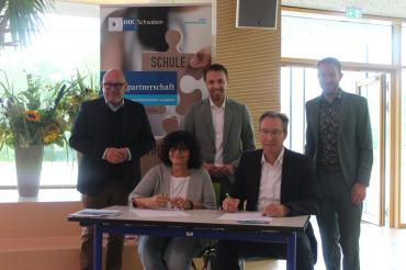 Die Vertragsunterschrift bildet den Anfang der Schulpartnerschaft zwischen der Mittelschule Oettingen und Jeld-Wen Deutschland.