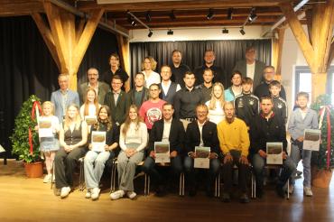 Alle geehrten Sportler der Stadt Nördlingen sowie Oberbürgermeister David Wittner und Ehrengäste.