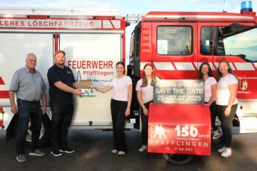Die Festdamen der Pfäfflinger Feuerwehr beim Ziehen der Lose zusammen mit  Kreisjugendwart Markus Meyr und dem Schirmherrn Rudi Götz. 