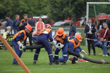 Jugendliche beim Absolvieren des Hindernisparcours, bei dem verschiedene feuerwehrtechnische Aufgaben bewältigt werden mussten.