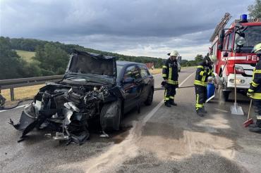 Nach einem Frontalzusammenstoß auf der B2 waren mehrere Einsatzkräfte von Feuerwehr, Polizei und Rettungsdiensten vor Ort.