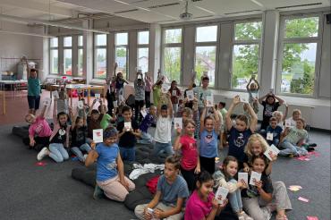 Die dritten Klassen der Leonhart-Fuchs-Grundschule besichtigen die Druckerei Appl.