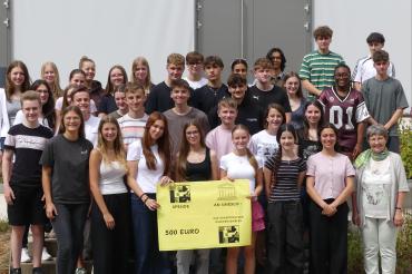 Vertreter der verschiedenen THG-Ensembles überreichten der UNESCO-Gruppe 500 Euro als Spende für verschiedene UNESCO-Projekte.